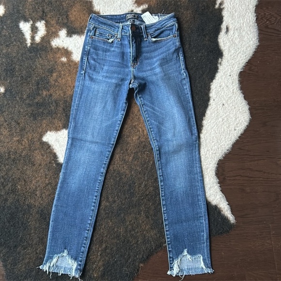 Abercrombie & Fits jeans,  size 25,  super sexy and comfortable jeans - Picture 2 of 9